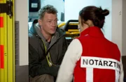 Netto (Vincent Krüger, l.) sitzt im RTW und bittet Nina (Sabrina Amali, r.) Paul (Paul Zichner) nicht zu kündigen.