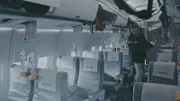 NTSB-Ermittler (gespielt von Chris Violette) untersuchen die schwer beschädigte Passagierkabine von China Eastern Airlines Flug 583 auf Hinweise, die erklären könnten, warum die MD-11 plötzlich in eine Reihe heftiger Schwingungen geriet, die so stark waren, dass zwei Passagiere getötet und mehr als 100 weitere verletzt wurden.