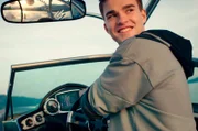 Schüler Lukas Kerner (Patrick Mölleken) steuert das Boot, das den surfenden Schüler Marvin mit sich zieht.