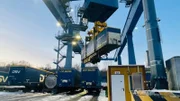 Am Skandinavienkai kommen Trailer per Schiff an und werden dann direkt auf Züge verladen.