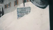 Im Schnee versunken. Die Straßenschilder nach Mitteregg und Namlos.