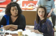 Nachdem Shirley (Yvette Nicole Brown, l.) nun endlich ihren Sandwichladen auf dem Campus eröffnen darf, kommt es bald zum Streit zwischen ihr und Pierce, der das Projekt mitfinanziert hat. Annie (Alison Brie, r.) und die Anderen stehen hinter ihr ...
