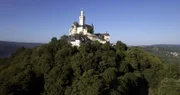 Die Bergfriede der mittelalterlichen Burgen waren sichtbare Machtsymbole der Burgherren.