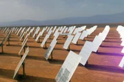 Der Noor-Komplex ist das größte Solarkraftwerk der Erde. Mehr als 500.000 leicht gebogene Spiegel drehen sich mit der Sonne. Die Baukosten übersteigen zwei Milliarden Euro.