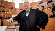 Georg Wilsberg (Leonard Lansink) hält eine Vorlesung an der Universität. Der Münsteraner Privatdetektiv ermittelt undercover, um einen Stalking-Fall aufzuklären. Das Opfer: ein Professor, der sich als Machtmensch und Meister der Manipulation viele Feinde gemacht hat. Als ein Student zu Tode kommt, gerät Wilsberg in Gefahr.