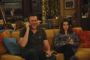 Die Clique erfährt, dass Lilys Schwangerschaftstest positiv ist. Die Tatsache, dass Lily (Alyson Hannigan, r.) nun ein Baby bekommt, lässt daraufhin jeden über sein Leben nachdenken. Keiner von ihnen ahnt jedoch, dass sowohl Lily als auch Marshall (Jason Segel, l.) insgeheim in Panik geraten und sie Zweifel haben, ob sie wirklich schon dazu bereit sind, ein Kind großzuziehen ...