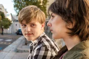 Julian (Marlon Heidel) mit seiner Schwester Luisa (Laila-Marie Padotzke).