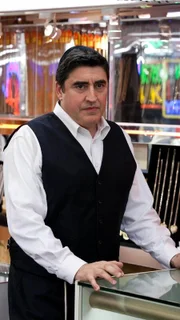 Deputy D. A. Ricardo Morales (Alfred Molina) gibt sich in einem Goldgeschäft als Verkäufer aus, um Stanley und seiner Komplizin eine Falle zu stellen.