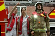 Das Löschteam sucht einen Mann (Asad Schwarz), der plötzlich ins Haus sprintet. V.l.n.r. Paul (Paul Zichner), Nina (Sabrina Amali) und Pio (Mark Zak).