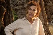 Rosa (Clelia Sarto) trägt eine schwere Last mit sich.