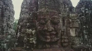 Das Reich der Khmer ist über Jahrhunderte einer der mächtigsten Staaten Südostasiens. Nach ihrem Untergang werden ihre Städte aufgegeben und dem Dschungel überlassen.