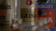 Alkohol war die Volksdroge der DDR. Er war billig zu haben und fast immer verfügbar. Vom Funktionär bis zum Arbeiter griffen viele zur Flasche - offiziell aber wurde der weitverbreitete Alkoholismus lange totgeschwiegen.
