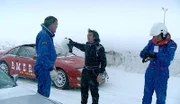 V.l.: Jeremy Clarkson, Richard Hammond und James May haben eine rasante Schneefahrt hinter sich.