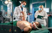 Während Dr. Martin Stein (Bernhard Bettermann, li.) Udo von Wackerstein (Dirk Schoedon, liegend) untersucht, meldet Schwester Miriam, dass die Sättigung fällt. Von Wackerstein ist von einem Dach gestürzt und hat sich dabei schwer verletzt.