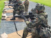 Leon schießt mit scharfer Waffe.