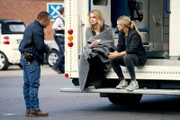 Bettina (Rike Schmid, Mi.) berichtet Vicky (Pia Stutzenstein) und Semir (Erdogan Atalay) von ihrer Vergewaltigung.