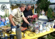 Auf dem Flohmarkt legt Trödelprofi Otto (li.)ein ganzes Verhandlungsgeschick an den Tag...