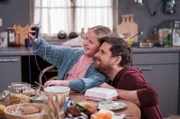 Carlotta (Mila Breiter) hat ein neues Handy bekommen. Andreas (Ralph Gassmann) kann sie nach Schule trotzdem nicht erreichen und macht sich Sorgen.