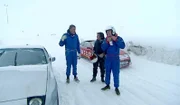 V.l.: Jeremy Clarkson, James May und Richard Hammond haben eine rasante Schneefahrt hinter sich.