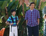Evan Huang (Ian Chen, l.); Eddie Huang (Hudson Yang, r.)