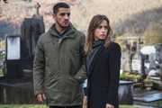 Kommissarin Amaia Salazar (Marta Etura, r.) und ihr Kollege Jonan Etxaide (Carlos Librado 'Nene', l.) hören von den Mythen der Region.