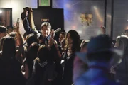 Die Ermittlungen in einem Stripclub gestalten sich äußerst schwierig. Castle (Nathan Fillion, hinten l.) wird von weiblichen Fans belagert und Kate Beckett (Stana Katic, M.) kann nur zusehen wie er das Bad in der Menge genießt.