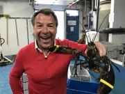 Schlagerstar Patrick Lindner mit einem 9 Pfund schweren Lobster / Hummer in einem Großhandel für die als Delikatesse geltenden Tiere in Boston, Massachusetts (USA).