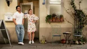 Elyas (Mehmet Daloglu, l.) veranstaltet seine Date-Night in der Wäscherei, um Kunden zu akquirieren. Doch er hat einen Großauftrag vergessen. Bella (Alessia Mazzola, r.) hilft ihm dabei und das Event kann wie geplant stattfinden.