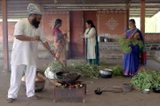 Das ayurvedische Wissen wird seit Jahrhunderten in den Familien der Vaidyas weitergegeben. Mit dem Aussterben der Heilertradition geht es langsam verloren.