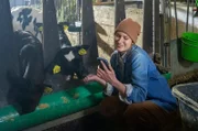 Celine (Ana-Carolina Kleine) hilft Sebastian im Stall. Eigentlich hatte sie sich ihren Kurzurlaub auf dem Bauernhof anders vorgestellt.