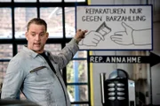ARD/HEITER BIS TÖDLICH - ZWISCHEN DEN ZEILEN, neue Krimi-Komödie mit 16 Folgen, Folge 12 "Homeshopping brutal", am Donnerstag (02.05.2013) um 18.50 Uhr im Ersten. Fred (Christian Kahrmann, r.) in seiner Autowerkstatt.