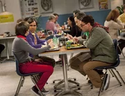 (im Uhrzeigersinn) Howard Wolowitz (Simon Helberg); Rajesh Koothrappali (Kunal Nayyar); Sheldon Cooper (Jim Parsons); Leonard Hofstadter (Johnny Galecki)