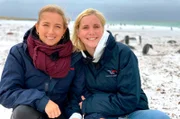 Port Stanley auf den Falklandinseln, Großbritannien. Die  Reiseleiterinnen Lisa Gebauer und Caro Sattler am Pinguin-Strand.