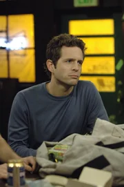 Dennis (Glenn Howerton) ist wie immer Feuer und Flamme, als er von den Testspielen der Philadelphia Eagles erfährt und will um jeden Preis dabei sein ...