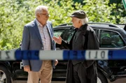 Günter  (Peter Lerchbaumer, l.) und Edwin (Tilo Prückner, r.) diskutieren am Tatort.