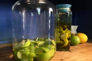 Zitronenschalen geben dem Limoncello seinen Geschmack.