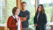 Katja Baumann (Simone Thomalla, r.) versucht herauszufinden, wie sie Madita Fabiansky (Mathilda Smidt, l.) und ihrem Vater Dr. André Fabiansky (Gabriel Raab, M.) helfen kann.