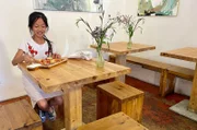 Wenn’s schnell gehen muss, gibt’s Tiefkühlpizza. Doch wie wird sie hergestellt? Dieser Frage geht unser Ermittlungstrio – gemeinsam mit Lebensmitteltechnikerin Viktoria Ganß – nach und deckt in spannenden Experimenten die Zusammensetzung auf. Wer mehr Zeit hat: eine leckere Alternative bereitet Koch Felix Denzer zu. - Nhung inspiziert ihre Pizza.