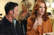 Während Beth alles daransetzt, herauszufinden, was Paul für dunkle Pläne schmiedet, trifft Bree (Marcia Cross, r.) auf Keith' (Brian Austin Green, l.) Eltern ...