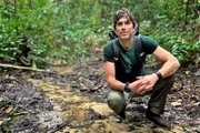 Durch die Wildnis mit Simon Reeve. Moderator Simon Reeve mit dem Naturschützer Adams Cassinga im Kongo.
