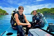Durch die Wildnis mit Simon Reeve. Simon Reeve beim Tauchen mit der Meeresschutzaktivistin Nesha Ichida in den Gewässern des Korallendreiecks.