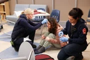 Chicago Fire Staffel 12 Folge 5 Kara Killmer als Sylvie Brett, Hanako Greensmith als Violet Mikami