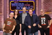 Moderator Kai Pflaume (M.) und seine Rateteam-Kapitäne Bernhard Hoëcker (l.) und Elton (r.) begrüßen in dieser Sendung die Schauspielerin Natalia Wörner (2.v.l.) und den Schauspieler Francis Fulton-Smith (2.v.r.).
