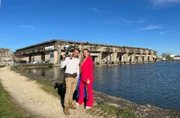 Tamina Kallert und Uwe Irnsinger (l) vor den Bassins des Lumières (Zentrum für digitale Kunst) in Bordeaux.