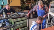 Mechaniker arbeiten an einem Bobcat 843.