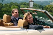Hajo (Rainer Will) und Gisela (Katja Weitzenböck) nehmen die Bergpension in Augenschein.