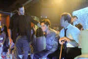 Danny (Scott Caan, r.) und Steve (Alex O'Loughlin, l.) ermitteln in einem neuen Fall und stoßen dabei auf Jordan (Cyrus Legg, M.). Doch hat er mit der Entführung der Töchter von US-Botschafter Reeves etwas zu tun?