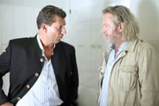 Oberstleutnant Helmuth Nowak (Gregor Seberg) fragt Hugo Knapp (Wolfgang Pissecker) nach dessen Alibi in der Mordnacht.