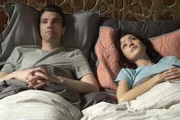 Josh Greenberg (Jay Baruchel, l.); Lucy (Katie Findlay, r.)