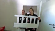 Malena (re.) und Schwester Laura bauen das neue Kinderbett auf